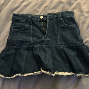Cute mini skirt!